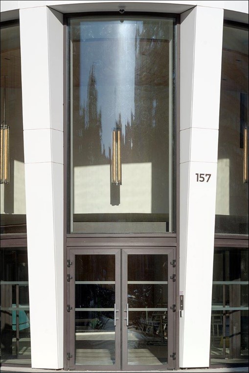 La fachada del edificio de oficinas de Neuilly (Francia) esta cubierta por 800 paneles de Corian<sup>®</sup> Solid Surface en color Glacier White
